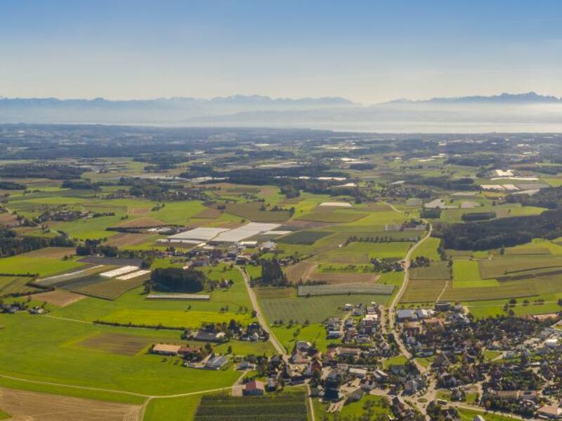 Panoramaluftaufnahme von der Horgenzeller Landschaft, es sind viele grüne Flächen und einige Wohnorte zu erkennen.