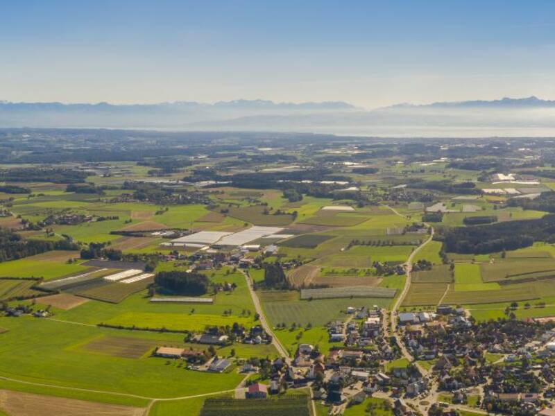 Panoramaluftaufnahme von der Horgenzeller Landschaft, es sind viele grüne Flächen und einige Wohnorte zu erkennen.