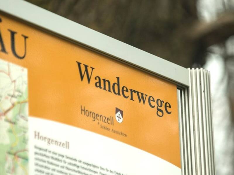 Ausschnitt Detailansicht einer Wanderwegbeschilderung von Horgenzell