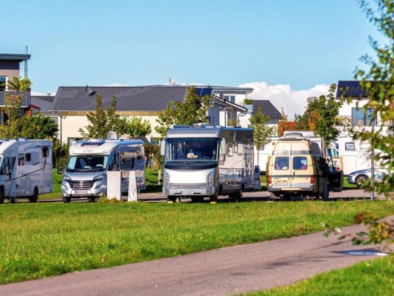 Im Vordergrund Grünflächen, dahinter ist der Wohnmobilstellplatz von Horgenzell zu sehen, auf welchem einige Wohnmobile parken.