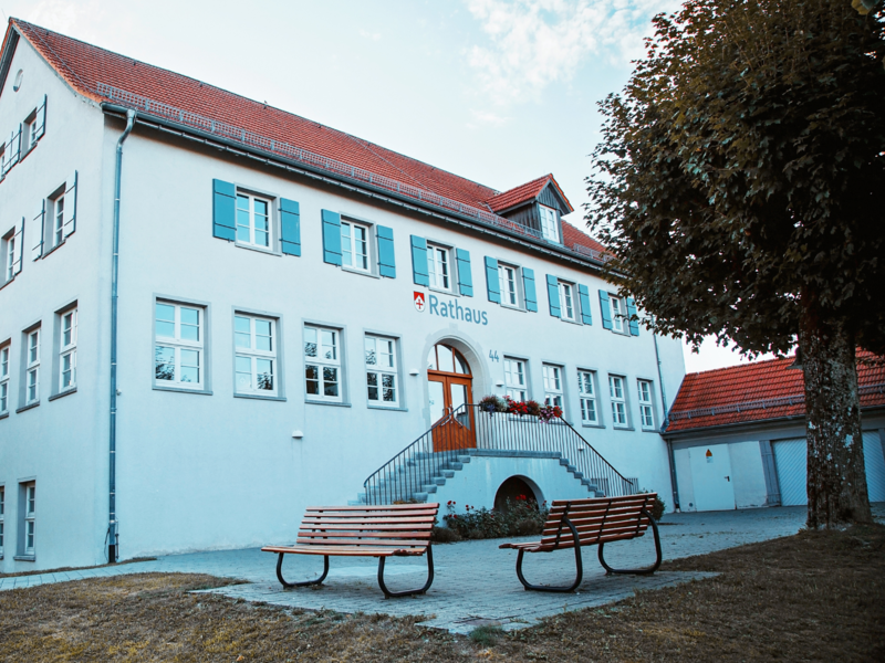 Rathaus Horgenzell bei Sonnenuntergang mit Bänken im Vordergrund