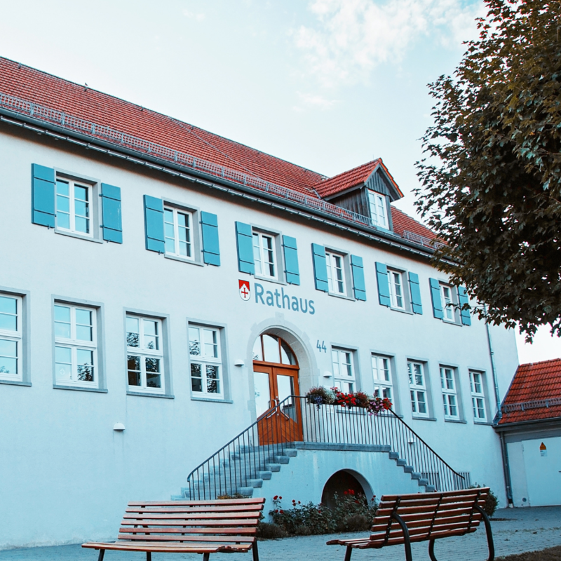 Rathaus Horgenzell bei Sonnenuntergang mit Bänken im Vordergrund