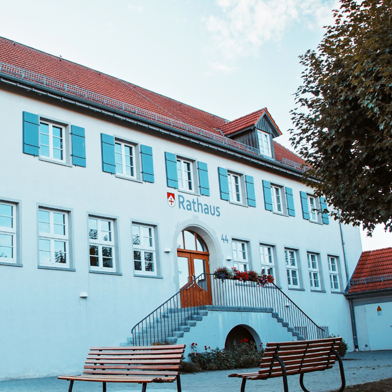 Rathaus Horgenzell bei Sonnenuntergang mit Bänken im Vordergrund