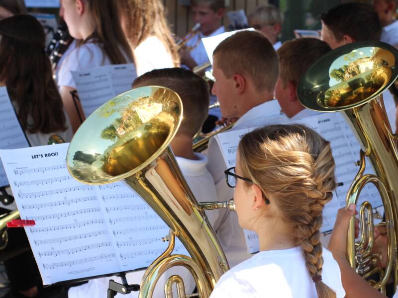 musizierendes Mädchen mit Notenständer, sie spielt in einem Jugendorchester. Ihr Instrument ist der Bariton