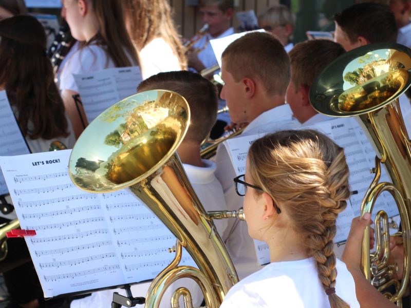 musizierendes Mädchen mit Notenständer, sie spielt in einem Jugendorchester. Ihr Instrument ist der Bariton