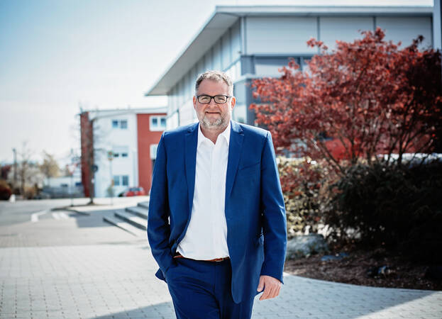 Bürgermeister Volker Restle im Vordergrund, im Hintergrund ist die Horgenzeller Sporthalle zu sehen