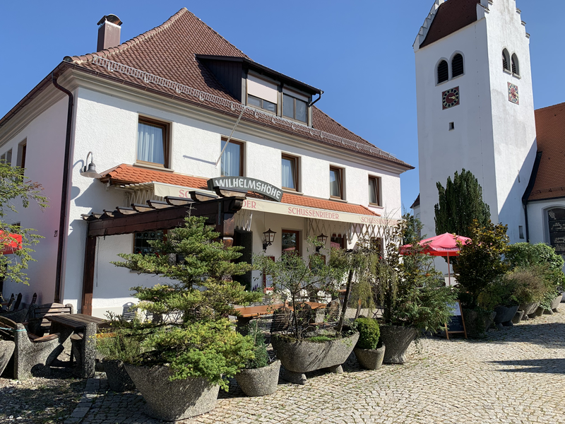 Restaurant Landgasthof Wilhelmshöhe Vorderansicht mit Kirche und Biergarten